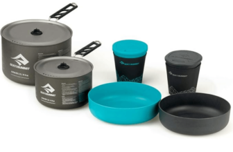 becher und töpfe mit pfannen